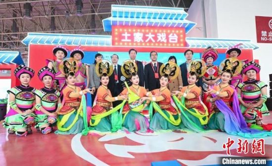 11月26日，“甘肅團(tuán)”在首屆中國(guó)(武漢)文化旅游博覽會(huì)展區(qū)的“土家大戲臺(tái)”，與“湖北團(tuán)”互訪交流?！「拭C省文化和旅游廳供圖