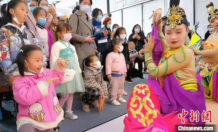 圖為敦煌舞者在湖北武漢文旅博覽會展區(qū)，教當?shù)匦∨笥讯鼗臀栉枳恕?資料圖) 甘肅省文化和旅游廳供圖