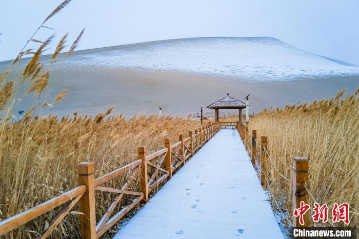 2021年11月28日，在敦煌鳴沙山月牙泉景區(qū)，沙雪交融，更顯北國(guó)風(fēng)情。　王斌銀 攝