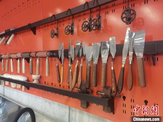 圖為徐晉林制作雕版敦煌壁畫所用工具?！￠Z姣 攝