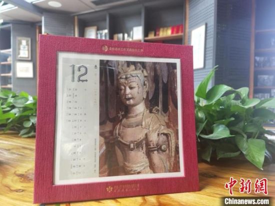圖為徐晉林制作的敦煌題材的手工書(shū)《走進(jìn)沙漠敦煌——莫高窟與藏書(shū)票藝術(shù)》，深受讀者喜愛(ài)?！￠Z姣 攝