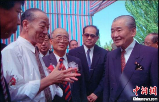 1994年8月，時(shí)任日本首相竹下登(右一)與時(shí)任敦煌研究院院長段文杰在莫高窟親切交談。中新社發(fā) 婁婕 供圖