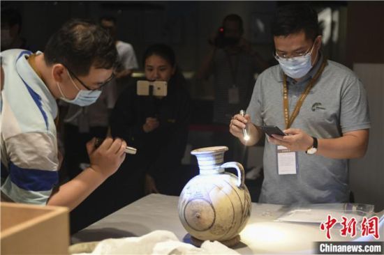 2020年6月，在長沙博物館舉行“從地中海到中國：絲路寶藏——平山郁夫絲綢之路美術(shù)館藏文物展”前，專家開箱鑒定文物。中新社記者 楊華峰 攝