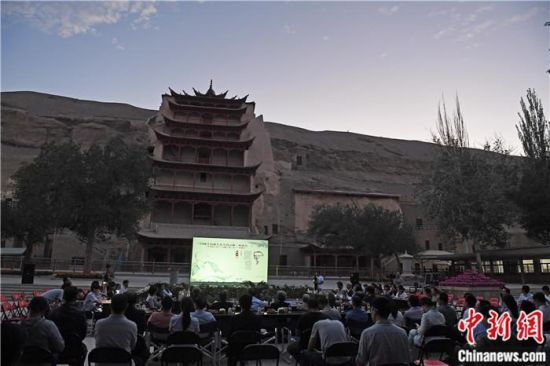 2018年8月，在敦煌莫高窟標(biāo)志性建筑“九層樓”前，《回顧平山郁夫先生的貢獻(xiàn)》座談會舉行。來自中日兩國的專家、學(xué)者共同懷念這位情系敦煌數(shù)十載的繪畫巨匠、中日友好的文化使者、世界文化遺產(chǎn)的守護(hù)者。中新社記者 楊艷敏 攝