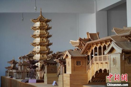 圖為古建筑模型制作技藝傳習(xí)所展廳內(nèi)的微縮古建筑作品?！【琶赖┰?　攝