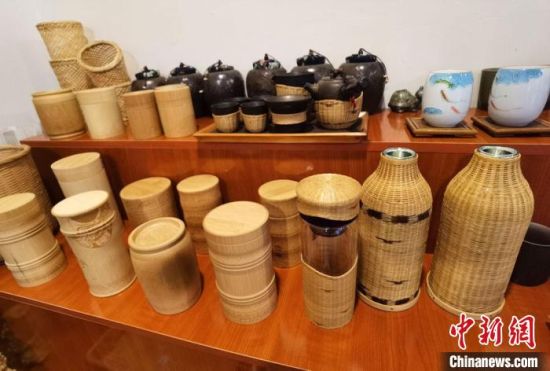 圖為展陳的一件件精致可愛的竹編農具工藝品。　馮志軍 攝
