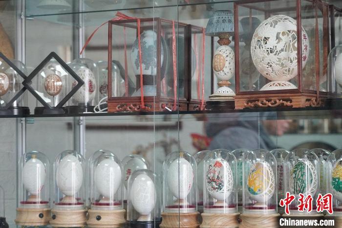 圖為吳義澤收藏柜內(nèi)的蛋雕作品?！【琶赖ぴ?攝