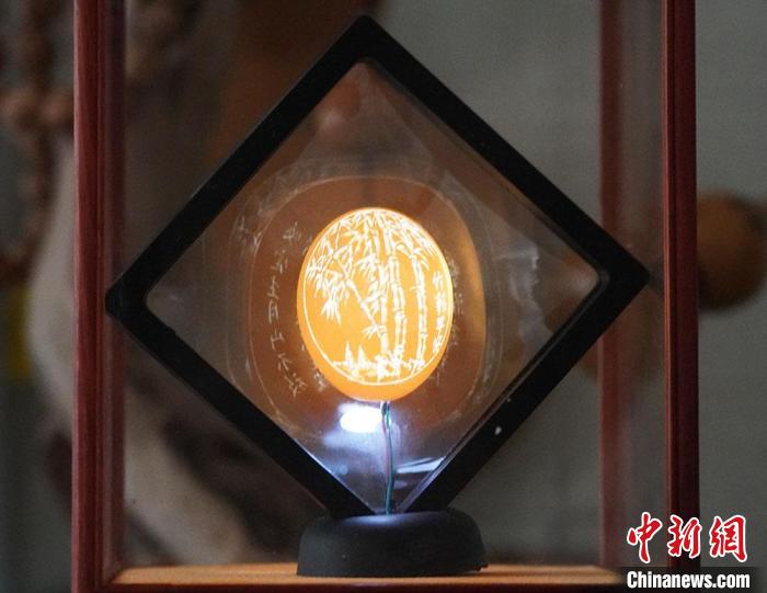 圖為吳義澤新包裝給蛋雕呈現(xiàn)立體感。　九美丹增 攝