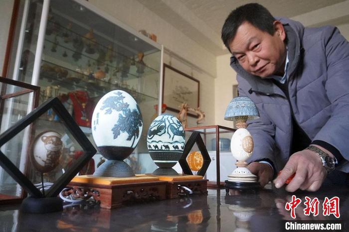 圖為吳義澤展示的最新創(chuàng)作的蛋雕作品。　九美丹增 攝