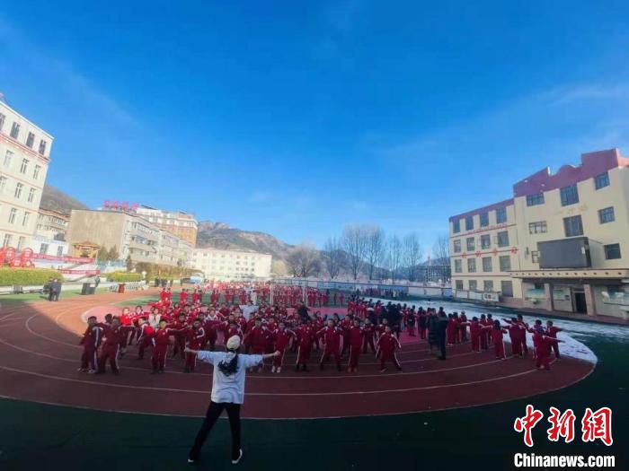 圖為街舞老師教授藏族學(xué)子跳街舞?！￡惿菩?攝