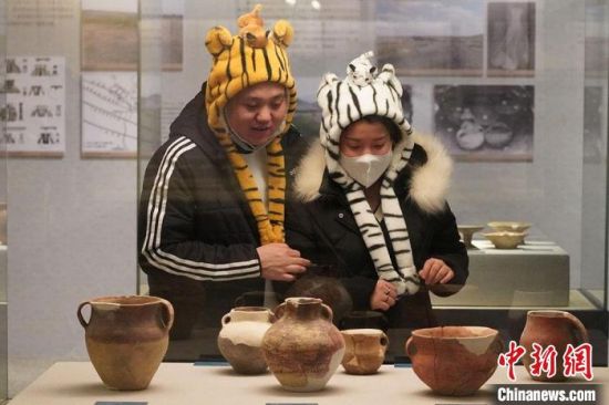 圖為市民戴虎頭帽在博物館內(nèi)參觀。九美旦增 攝