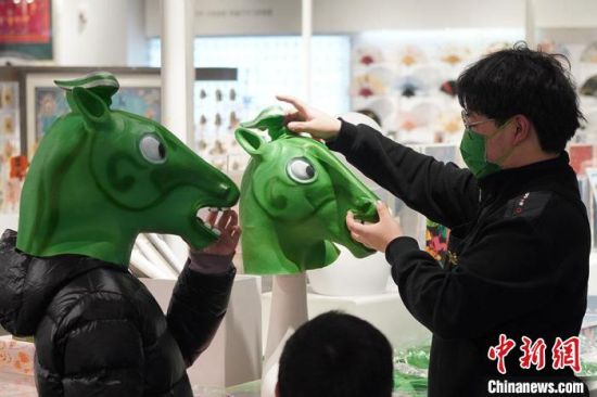 圖為“神馬來了”銅奔馬頭套?！【琶赖┰?攝