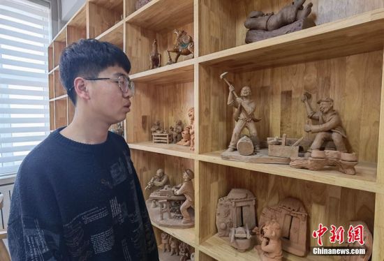 圖為學(xué)生介紹作品。 劉玉桃 攝