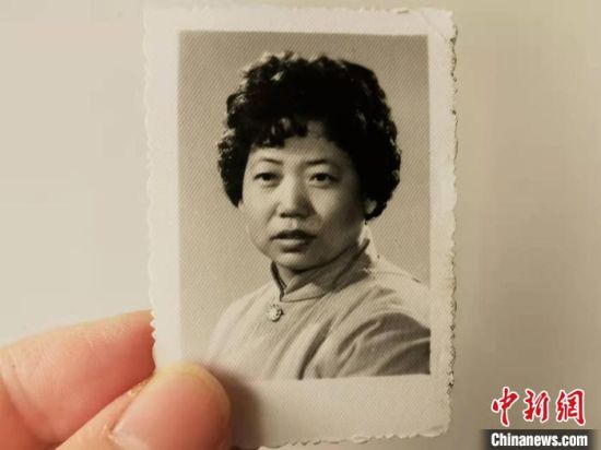 圖為20世紀80年代，蘭州照相館拍攝的人物肖像照，如今仍然有很多人選擇拍攝這樣的照片留作紀念。　王牧雨 攝