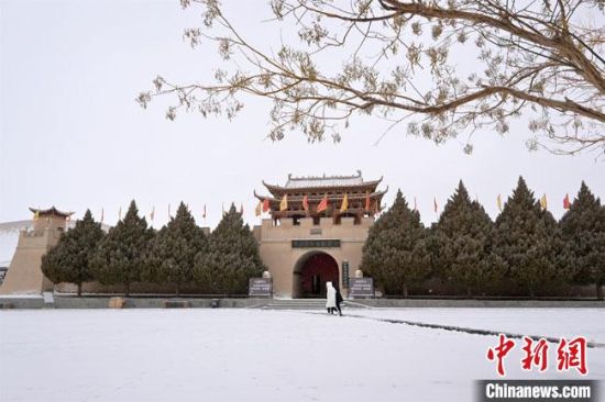 圖為2月17日，游人在鳴沙山月牙泉景區(qū)內(nèi)體驗(yàn)大漠雪景?！《鼗褪形穆镁止﹫D