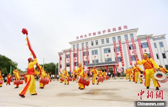 2021年6月30日，蘭州太平鼓教育保護實踐基地啟動儀式在蘭州新區(qū)舉行。(資料圖) 高展 攝