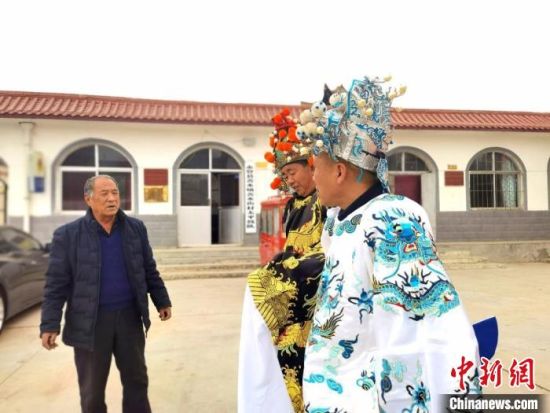 圖為69歲的“苦水高高蹺”國家級傳承人巨海全(左一)，叮囑徒弟們高高蹺練習技巧要領。　閆姣 攝