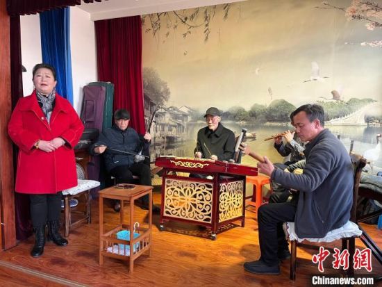 圖為蘭州鼓子表演者王常玉登臺(tái)演唱，她是這項(xiàng)入列國(guó)家級(jí)非物質(zhì)文化遺產(chǎn)的曲藝表演者中，為數(shù)不多的女演員?！堨下?攝
