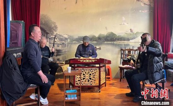 圖為蘭州鼓子愛好者在傳習(xí)所內(nèi)互相搭檔上臺(tái)演出?！堨下?攝