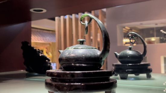 圖為酒泉夜光杯廠里陳列的夜光杯茶藝文化產(chǎn)品——精品懸環(huán)玉壺。王牧雨