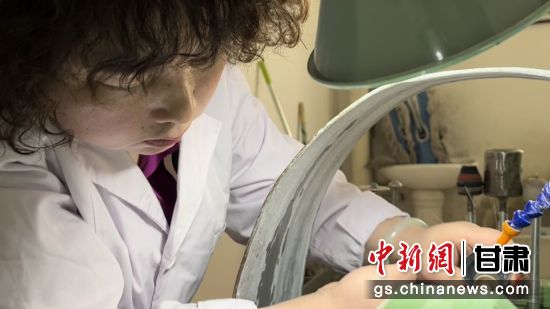 夜光杯制作學(xué)徒謝小琴坦言，雖工作枯燥，但是能夠掌握國家級非遺技藝是很自豪的。王牧雨 攝