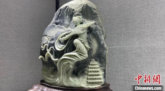 圖為李學平的玉雕作品?！「攥?攝
