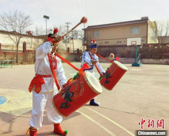 圖為劉玉均(右一)身穿青花服與隊(duì)員一起練習(xí)動(dòng)作?！堟?攝