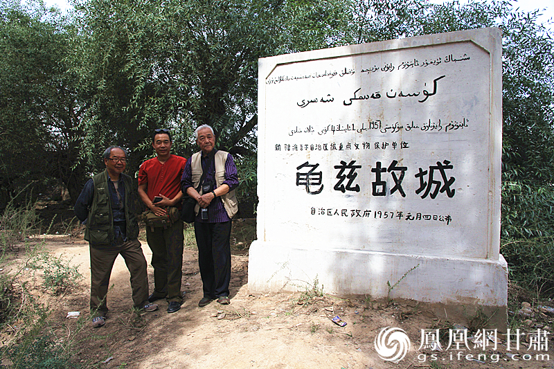 庫車是古代龜茲語，意為“龜茲人的城”，乃絲綢之路重鎮(zhèn)。2016年，蘇朗（右）、文巖（左）等藝術(shù)家前往庫車龜茲故城遺址采風(fēng)。楊文遠 攝