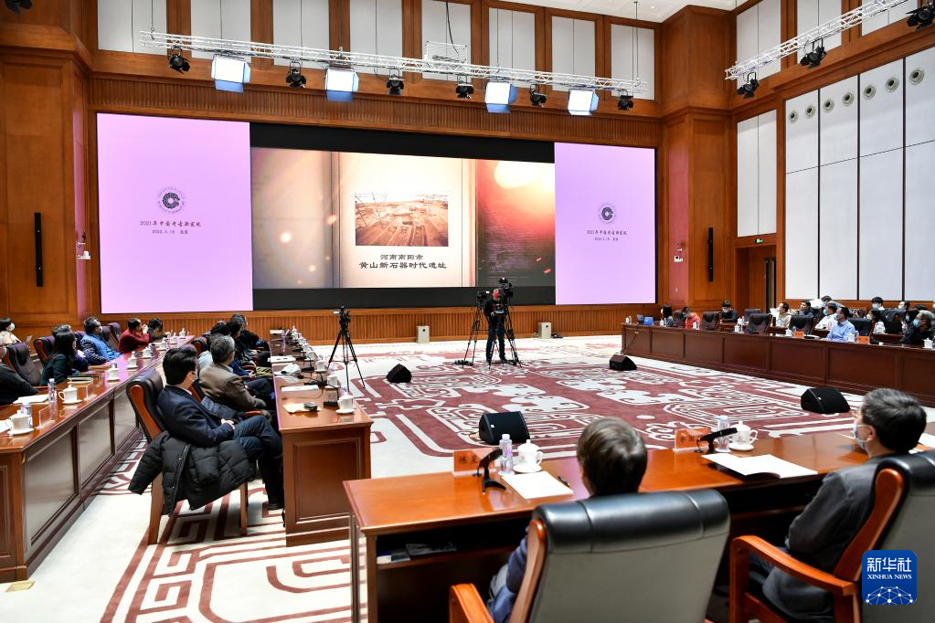 3月18日，在“中國社會科學(xué)院考古學(xué)論壇·2021年中國考古新發(fā)現(xiàn)”上，參會人員觀看宣傳視頻。