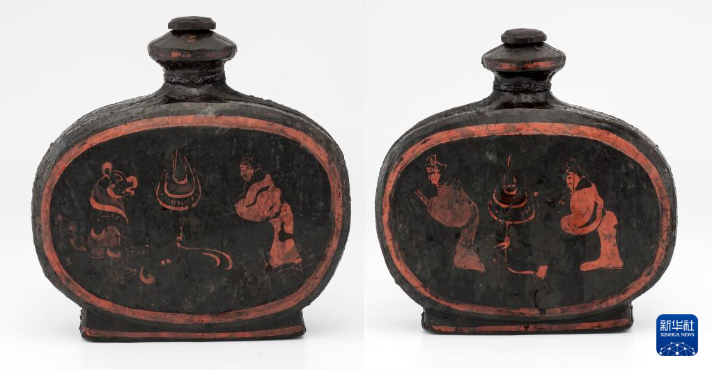 湖北云夢縣鄭家湖戰(zhàn)國秦漢墓地出土扁壺（資料圖）。