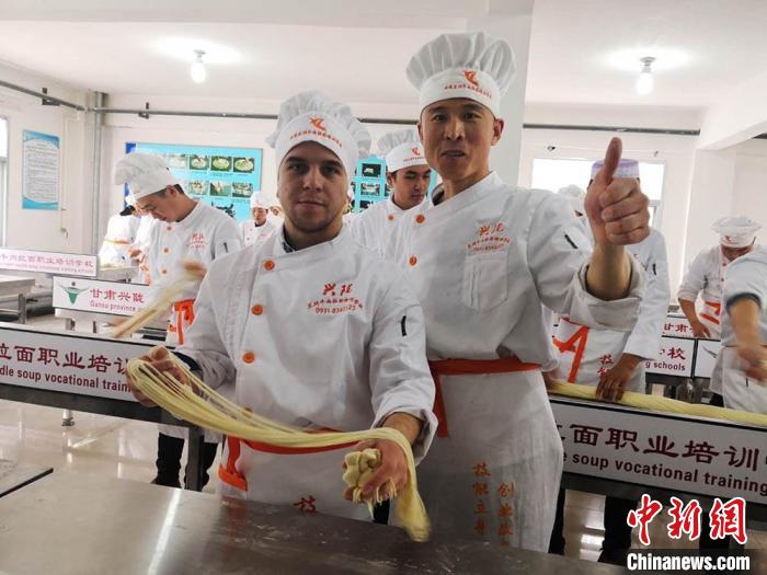圖為外國留學生學習牛肉面的制作。(資料圖) 史靜靜 攝