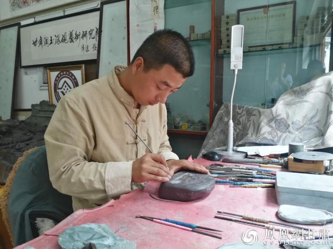 洮硯制作技藝第六代傳人、國(guó)家藝術(shù)基金資助青年藝術(shù)家、正高級(jí)洮硯雕刻藝術(shù)師李江平十年如一日專(zhuān)注于洮硯制作 圖源自網(wǎng)絡(luò)