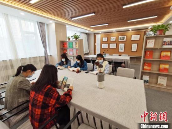 近日，在國網(wǎng)甘肅電力黨校職工書屋，正在舉行青年職工讀書交流活動?！⌒煅?攝