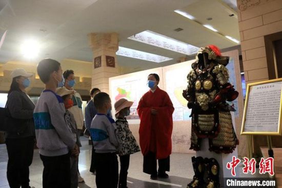 該“唐朝明光鎧”吸引游人圍觀，盡顯中國古代工匠獨(dú)特設(shè)計(jì)和傳統(tǒng)甲胄文化的魅力?！垥粤?攝