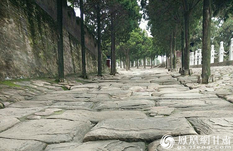 司馬遷祠的山崗下面有一段司馬古道，石條為北宋時鋪設(shè)，歷經(jīng)800余年的雨水沖刷、風化、人走車碾，石條上的車轍印是這里曾經(jīng)繁華的歷史見證，又好像昭示太史公一生的坎坷與悲壯。楊文遠 攝