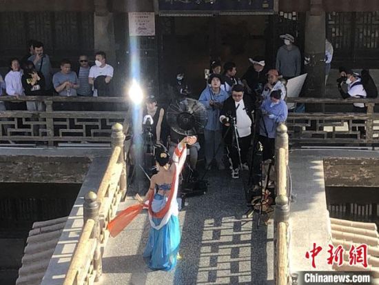 圖為5月以來(lái)，“奧大?！敝辈ガF(xiàn)場(chǎng)引游客圍觀(guān)?！《鼗褪形麄鞑抗﹫D