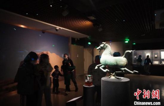 甘肅省博物館展出的“銅奔馬”吸引觀眾拍照留影。