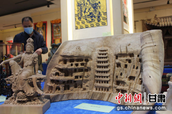 連日來，甘肅省工藝美術(shù)行業(yè)評審認定工作會議在蘭州舉行。圖為以敦煌莫高窟為題材的木雕作品《守護》。徐雪 攝