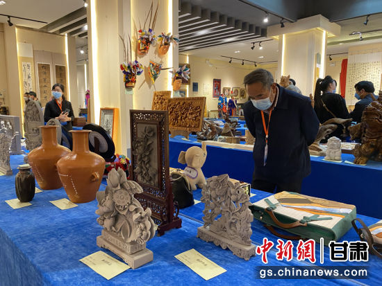 來自全省的近800件作品進入專家評審環(huán)節(jié)，作品涵蓋雕塑雕刻、漆器、工藝花畫等多個類別。徐雪 攝