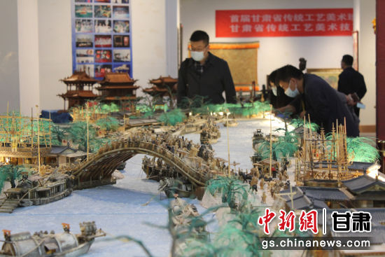 圖為參評作品牦牛角立體微雕“清明上河圖”。徐雪 攝