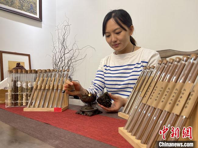 圖為魯雯展示燃香禮儀。　高瑩 攝