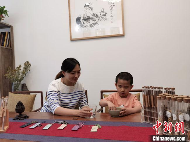 圖為魯雯為小學員授課和培訓。　馮志軍 攝