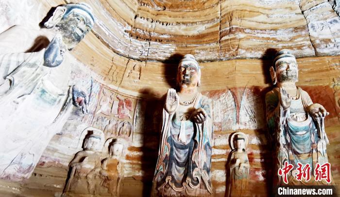 北石窟寺窟內造像因受水顯得斑駁。　艾慶龍 攝