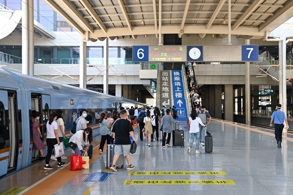 暑運大幕開啟。蘭州鐵路局供圖