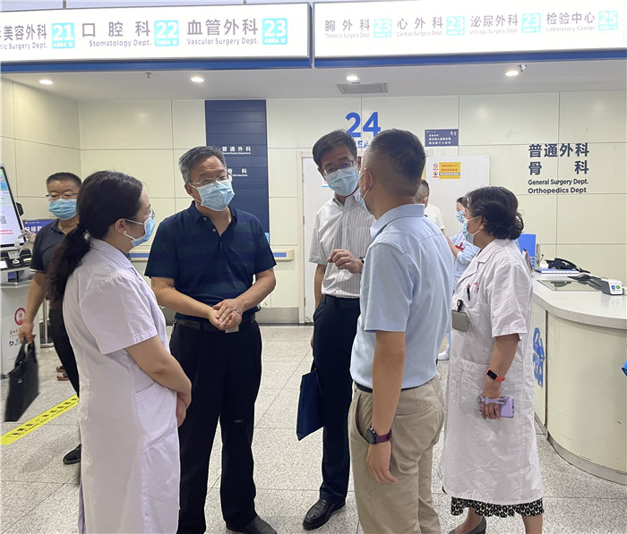 7月12日，甘肅省紀(jì)委監(jiān)委派駐省衛(wèi)健委紀(jì)檢監(jiān)察組紀(jì)檢監(jiān)察干部在蘭大二院門診開展疫情防控監(jiān)督檢查。魏雪 攝.jpg