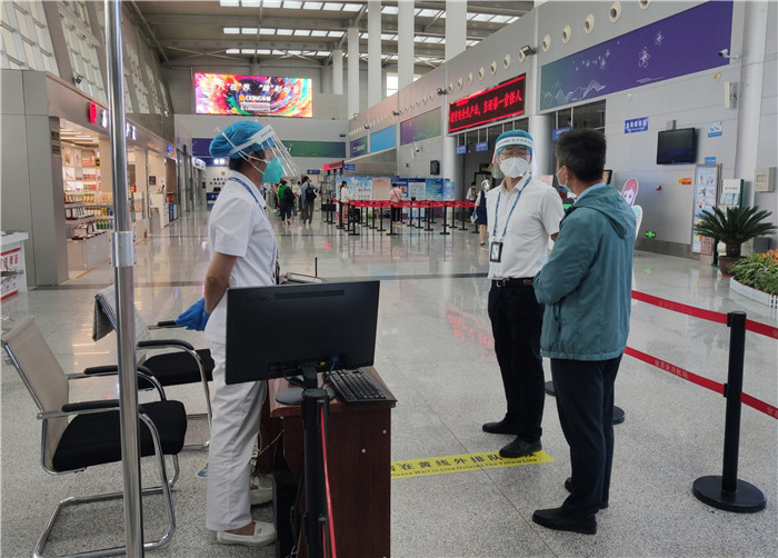 7月15日，金昌市金川區(qū)紀(jì)委監(jiān)委駐區(qū)委政法委紀(jì)檢監(jiān)察組在金昌機(jī)場(chǎng)監(jiān)督檢查疫情防控措施落實(shí)情況。王曉梅攝.jpg