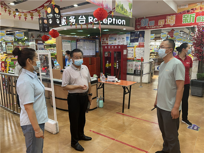 7月15日，酒泉市玉門市疫情防控督查組在隴商聯(lián)華超市監(jiān)督檢查疫情防控措施落實(shí)情況。 .jpg