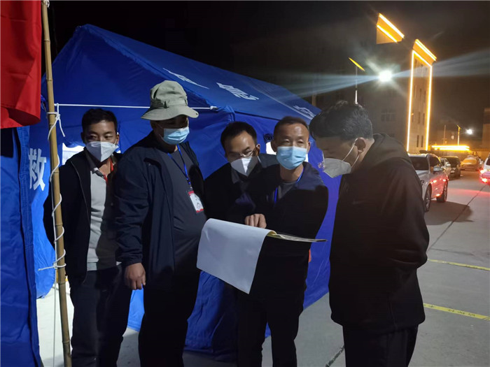 7月19日，甘南州瑪曲縣紀(jì)委監(jiān)委督查組在德吉小區(qū)卡點(diǎn)督導(dǎo)疫情防控工作。仲海濤 攝.jpg