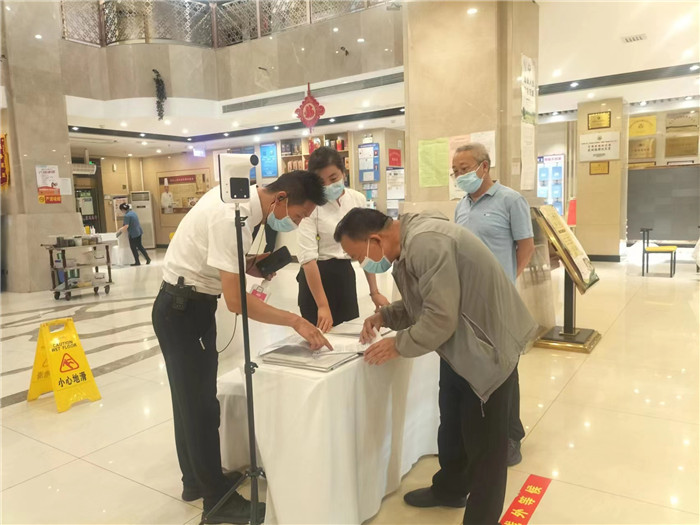 金昌市金川區(qū)紀(jì)委監(jiān)委駐區(qū)人大機(jī)關(guān)紀(jì)檢監(jiān)察組在花城錦都大酒店監(jiān)督檢查疫情防控工作。王文海 攝 .jpg