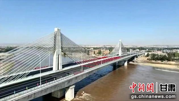 圖為靖遠(yuǎn)金灘黃河大橋航拍圖。靖遠(yuǎn)縣委宣傳部供圖